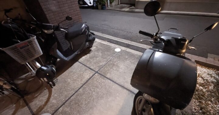 古いバイクを放置し続けるマンション管理会社